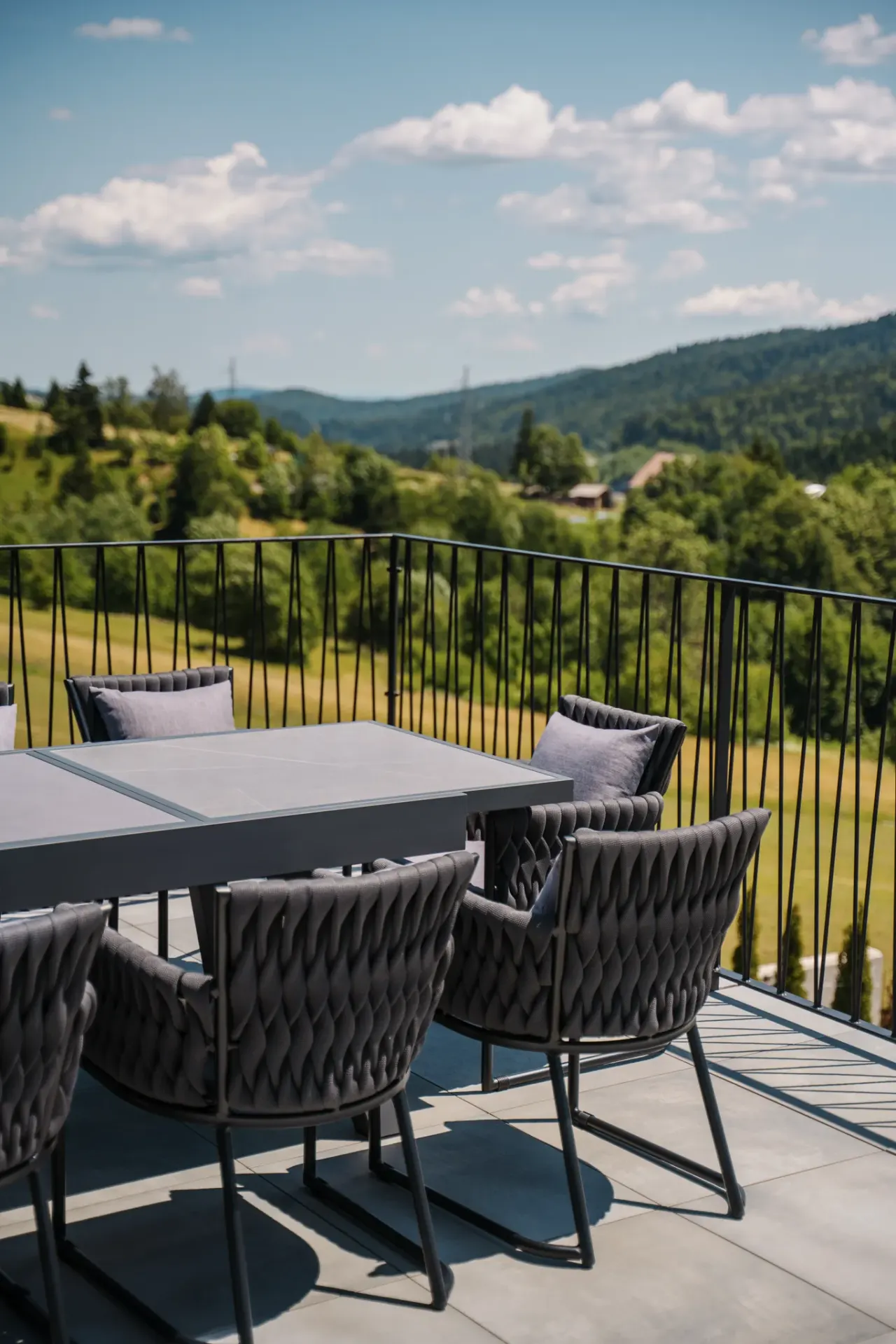 Blagovanje na terasi uz široku panoramu brežuljaka