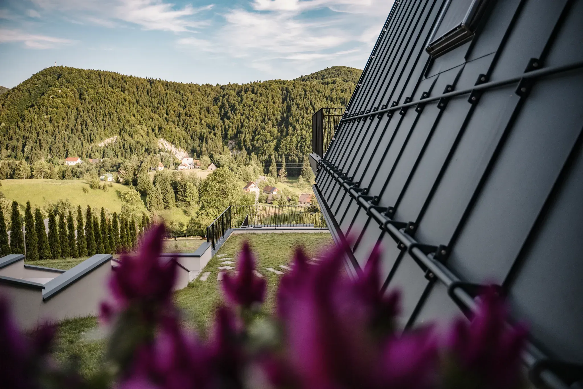 Poljsko cvijeće uz standing-seam pročelje A-frame vile u Ravnoj Gori